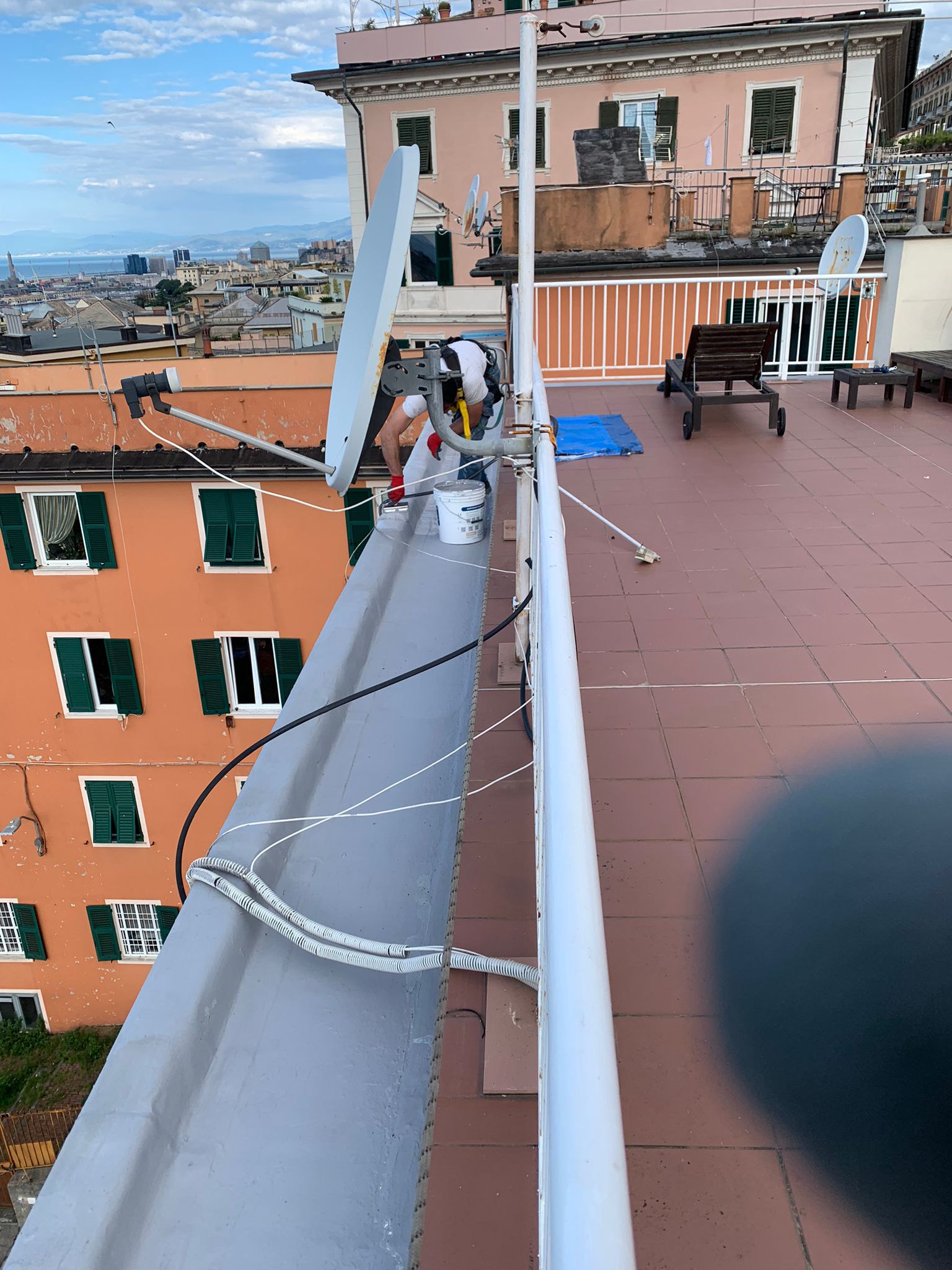 Lavori condominiali- lavori su corda manutenzione canale di gronda1